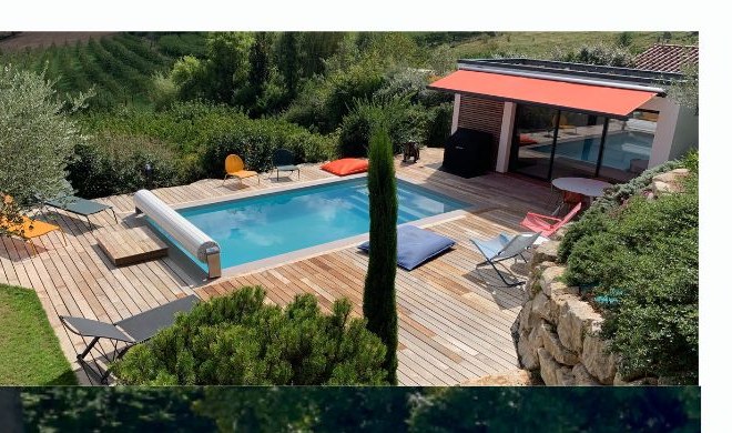 Piscine avec margelles et plages